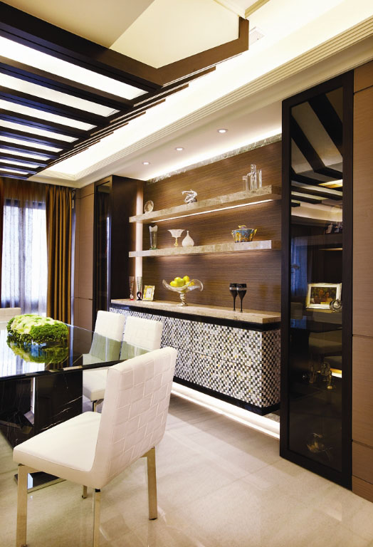 贝壳拼贴延伸至客厅电视柜与餐厅餐柜，在整体沉稳的空间中带入低调的奢华质感。