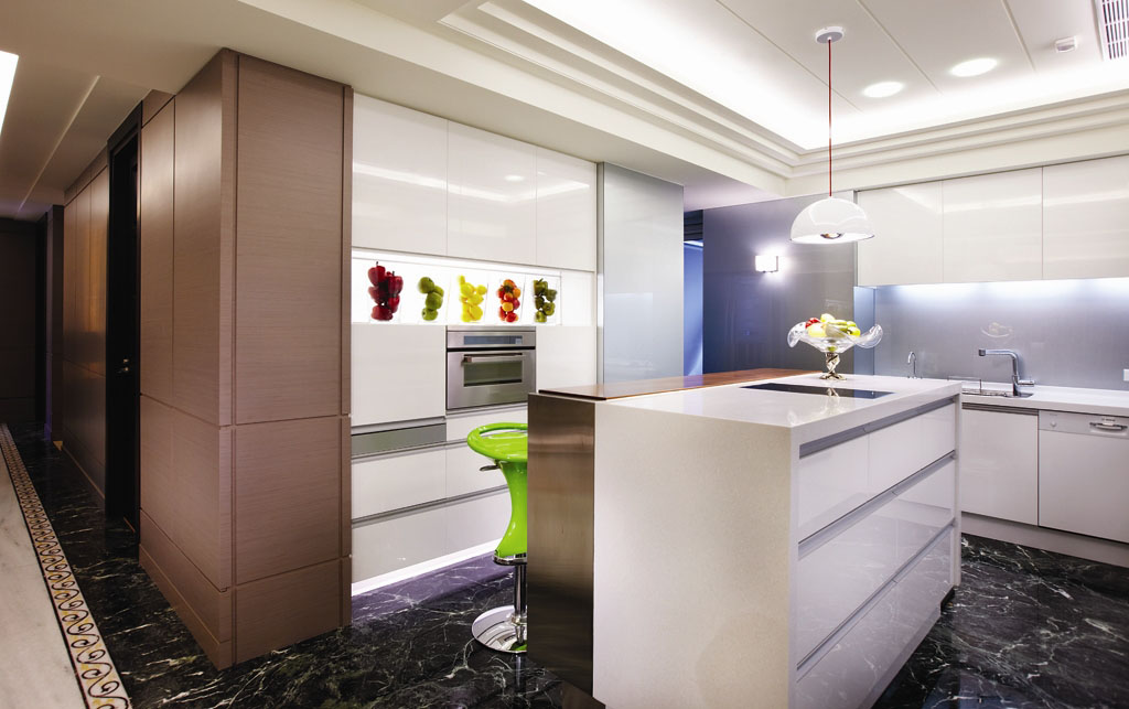 厨房使用对比色系，运用深色的大理石地板与白色厨具强调厨房空间整体的色彩丰富性。