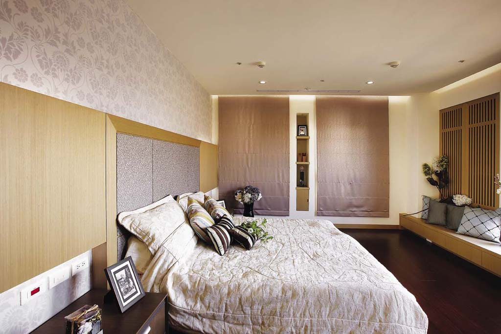 卧房裡利用典丽淡雅图案的壁纸取代单调的墙面，空间顿时充满律动的高贵风情。