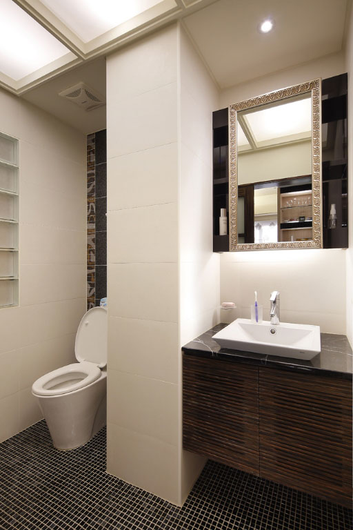主卧卫浴将梁柱运用為区域画分。浴柜选用沉稳的调性搭配具神祕感的黑玉琉璃石地坪，打造出具有质感的卫浴。