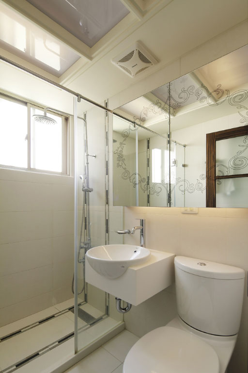 具有现代感的浴厕选用透明玻璃作為淋浴间的隔间选材，具有放大视线效果，赋予各自的功能性。