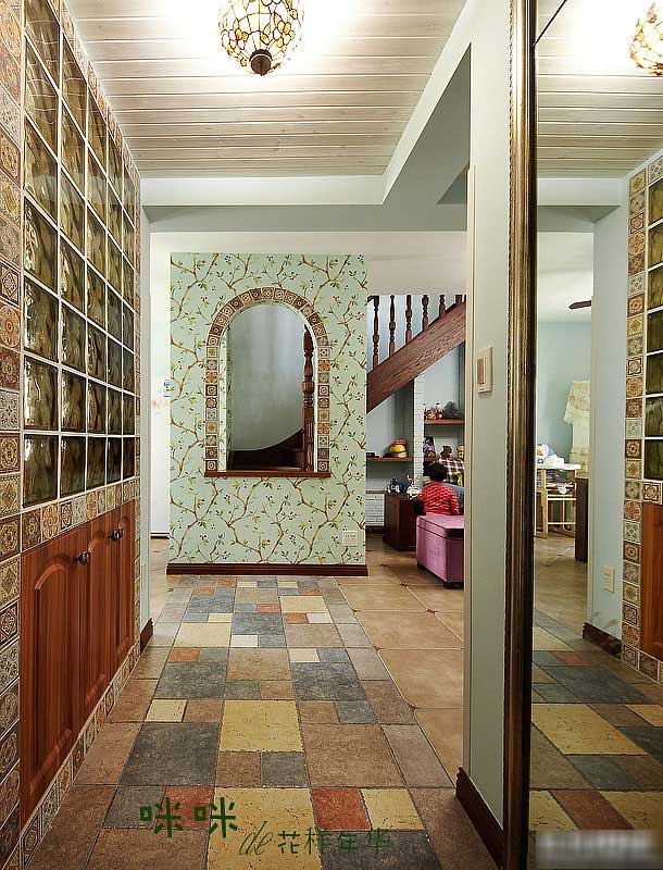 西班牙风格loft客厅彩色地砖装修效果图