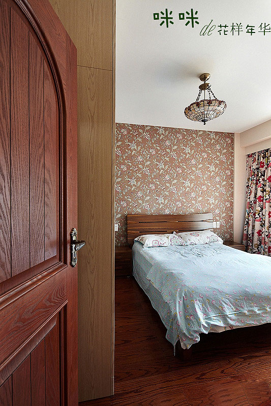 美式风格三室一厅卧室背景墙碎花壁纸装修效果图