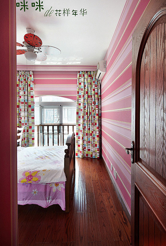 宜家风格loft卧室粉色墙面装修效果图