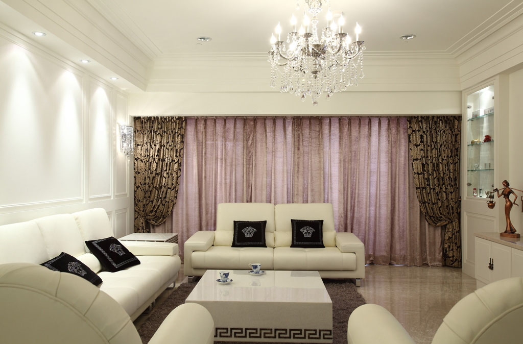 铺陈白色基底的室内空间，饰以窗帘多色彩的层次比例使得客厅充满个性艺术风范。