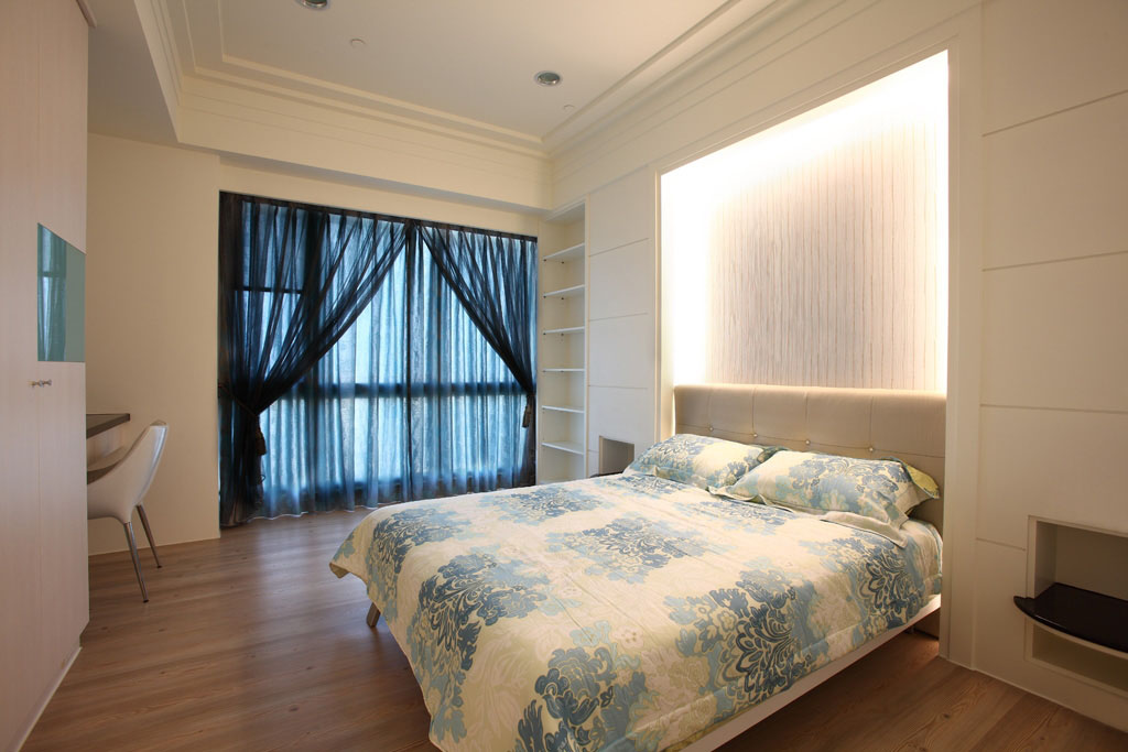 床头板处内嵌间接光源，让灯光的层次突显壁面的立体空间感。