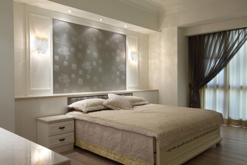 主卧房内则施作较为沉稳的铁灰壁纸花样，为空间勾勒沉静且带有质感的简约风貌。