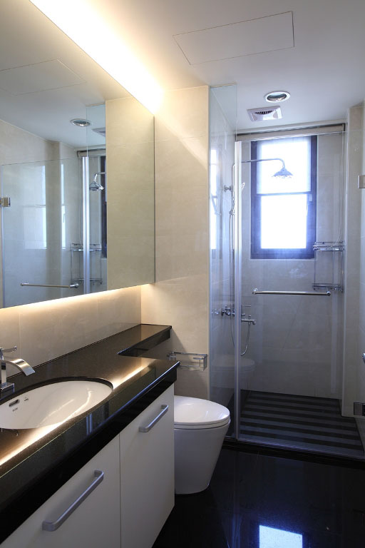 经过特别设计的浴室，有别于其他空间，以明亮的采光与简炼建材，显现大器度的架势。