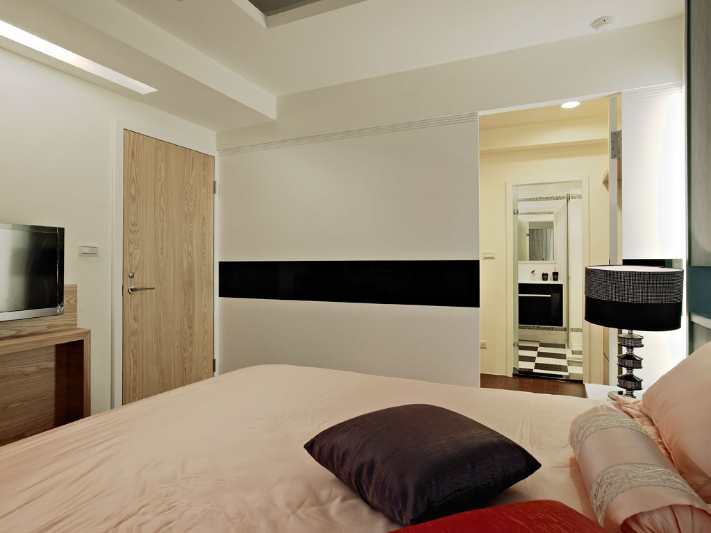 在白色包覆的卧室空间内，加入黑色色块的妆点，跳脱一般单调的卧室设计法则。