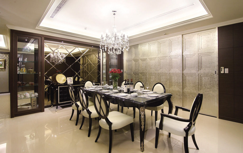 狭长的餐厅空间中以落地的明镜拉尝试线的延展性，古典的十人长桌和优雅的新古典风格餐椅，温馨了全家人欢聚的用餐时刻。