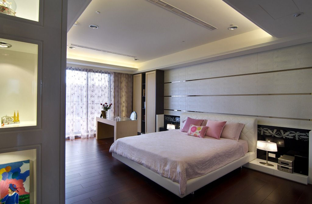 法式钉扣的白色床头版呼应了客厅的羽绒白色沙发，让每一个空间彼此之间的连贯性更加完整丰富。