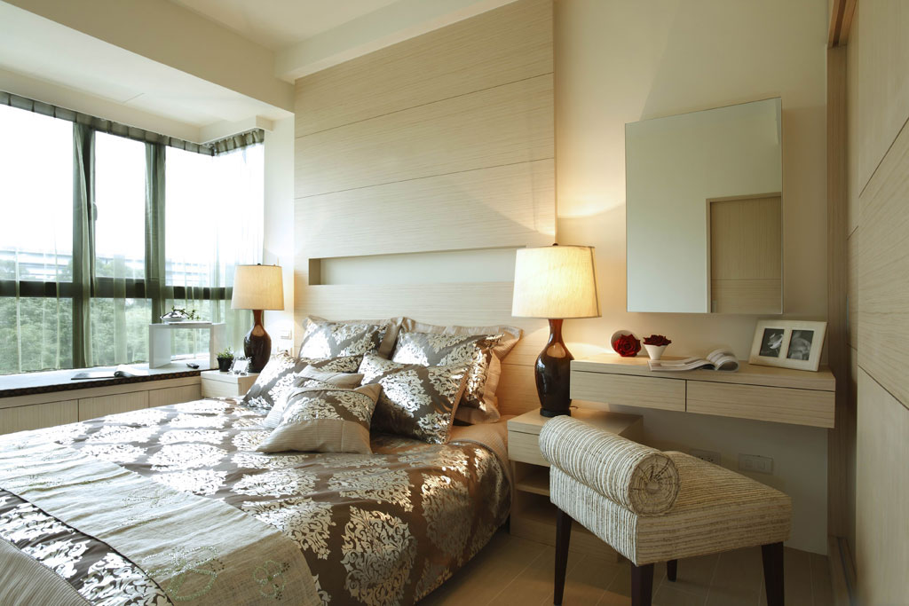 主卧主墙以白橡木作為主要材质，对称的语汇，让空间充满温馨质感。