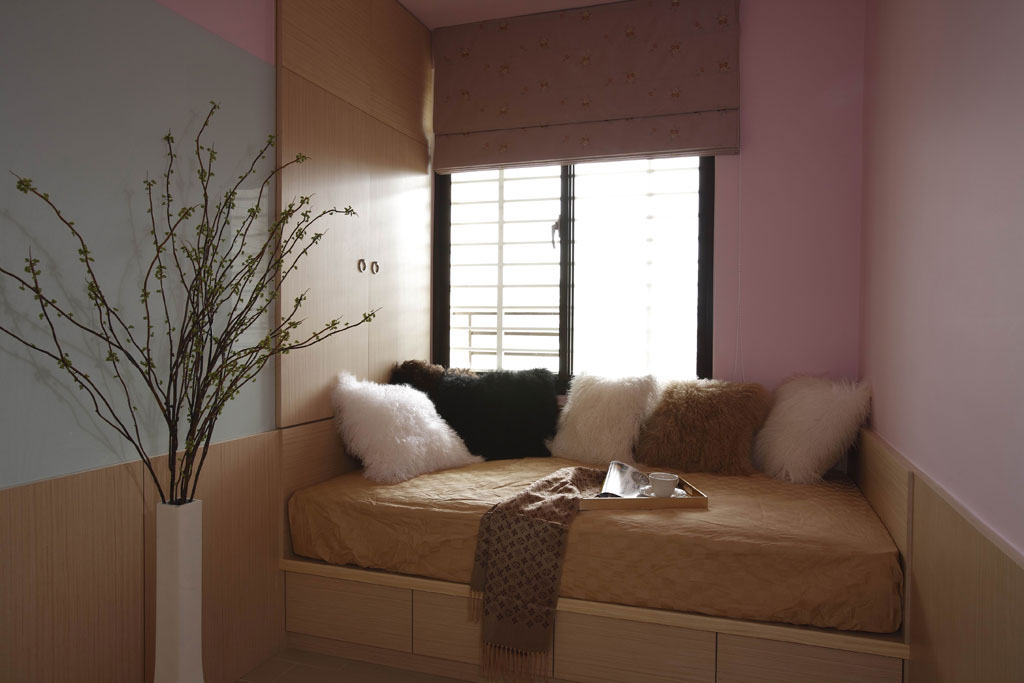 临窗前卧榻区的设计，下方提供收纳，方便主人生活起居的使用。