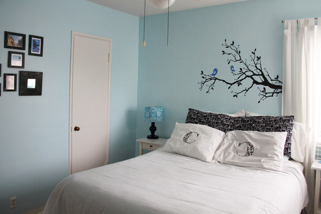 海洋色背景墙 简约的单身居 一居室装修,3万-5万装修,简约风格,海外家居,卧室,蓝色,简洁,舒适,床,床头柜,窗帘,卧室背景墙,灯具