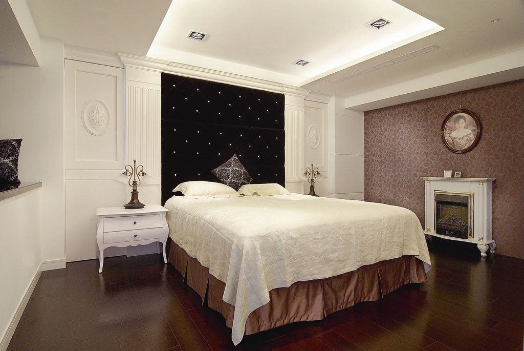 主卧室床头的黑缎织品镶扣SWAROVSKI水晶与侧墙的花漾壁纸，于纯净之中更显古典高雅，有画龙点睛之效，也为低调奢华作出完美注解。