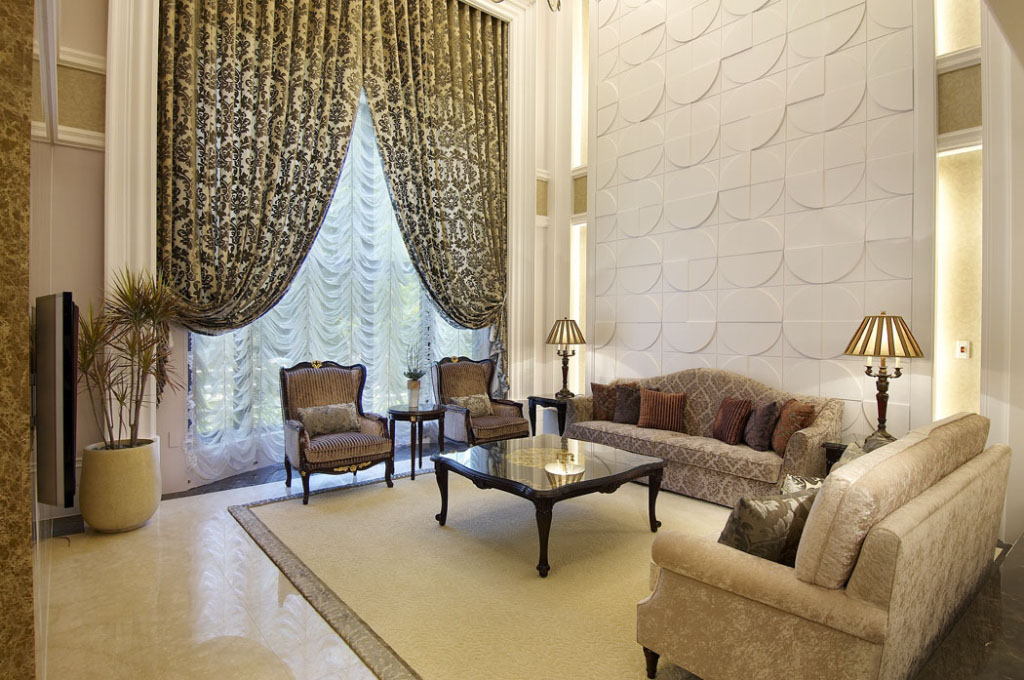 利用优雅的窗帘、家具物件…等，让客厅延续大器的生活美感。