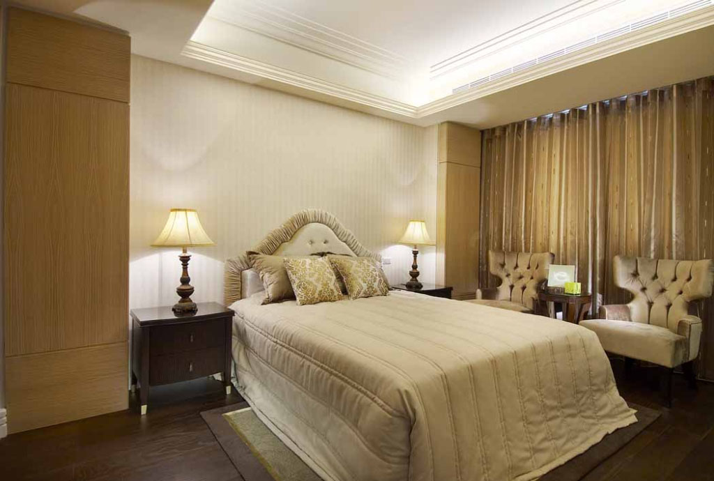选用米色与大地色系的相互搭配，延伸出优雅的卧室氛围。