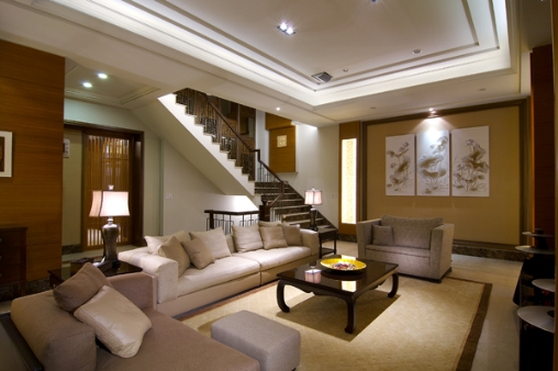 充满中式风情的客厅场域，利用艺术画作提升空间质感。