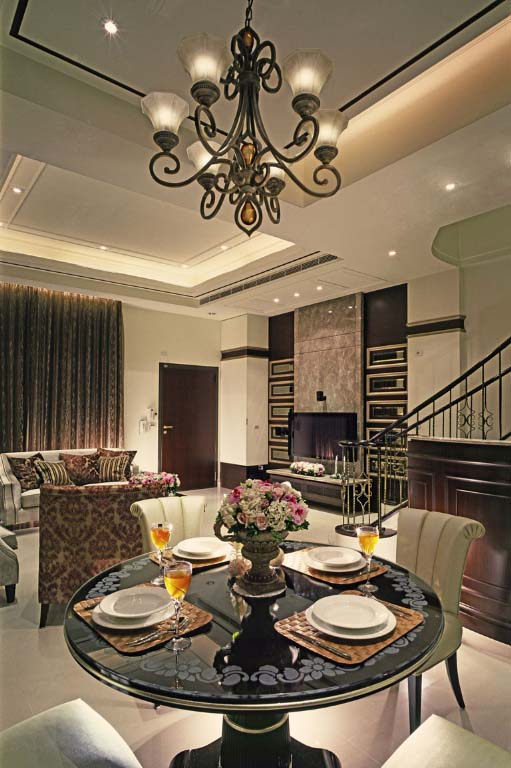 圆形石质餐桌，与复古烛台吊灯的搭配，表现餐厅的华丽氛围。