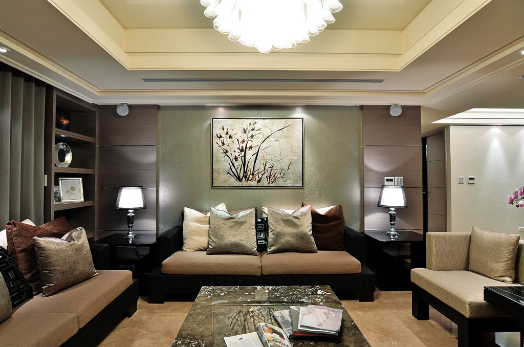 客厅以沙发主墙上的银箔画为中心，搭配细致光芒的银色壁纸，展现出质朴色彩的内聚力。