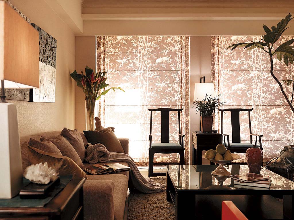 户外阳光穿越织布竹纹形成光影绰约，在客厅空间表现深浅有序的细腻层次。