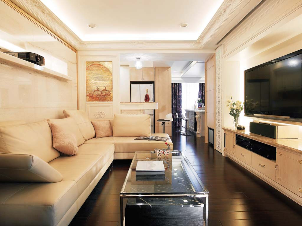 客厅沙发背墙以蓝采玉大理石打造，天然的细致纹理加上纯金箔滚边烘托，彰显奢华细致的迷人风采。