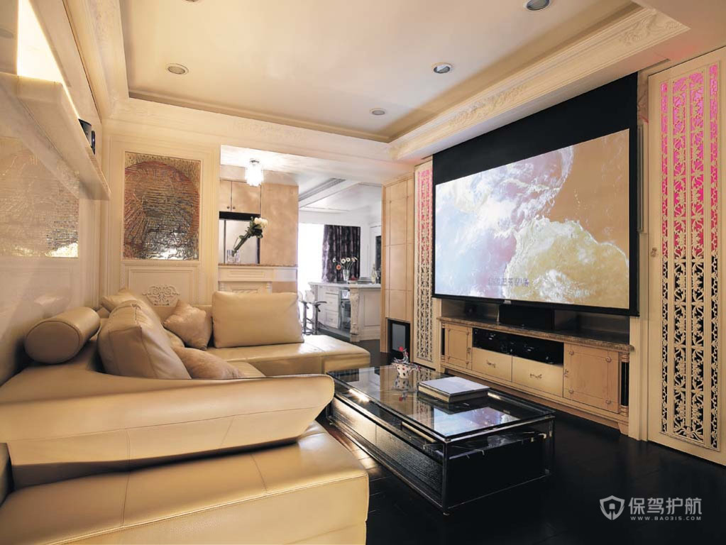 客厅电视主墙除了大尺寸壁挂电视,还配置超大投影萤幕,两侧以精美绝伦