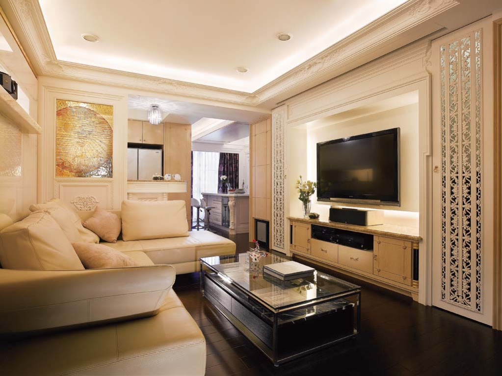 客厅区洋溢法式时尚古典的动人华采，设计师以大量米白色为主的空间布局，带动由内而外的明亮气息。 