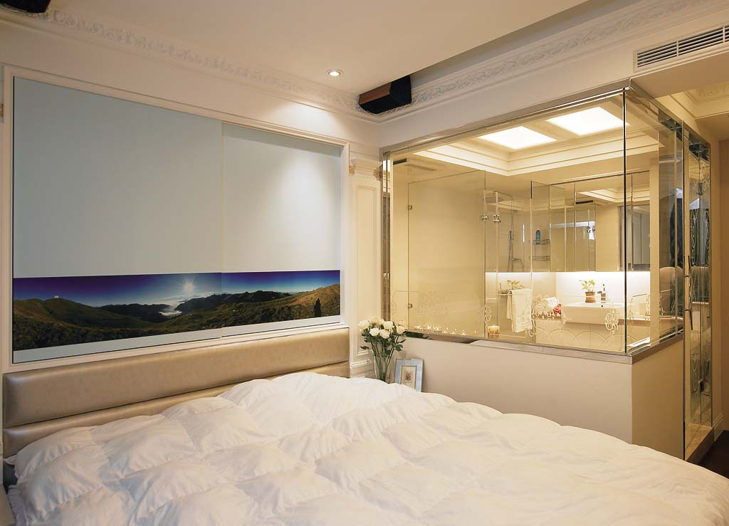 主卧室床头为避开压梁禁忌规划成收纳空间，拉门上以主人的摄影作品，制作成360°大图输出的视觉艺术。