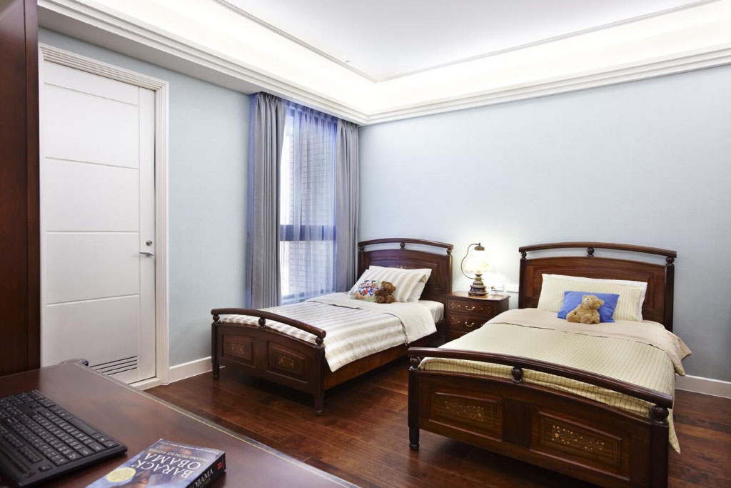 两个男孩的卧房走蓝绿色系，搭配购自国外的家具，在沉稳中可瞧见活泼的气息。