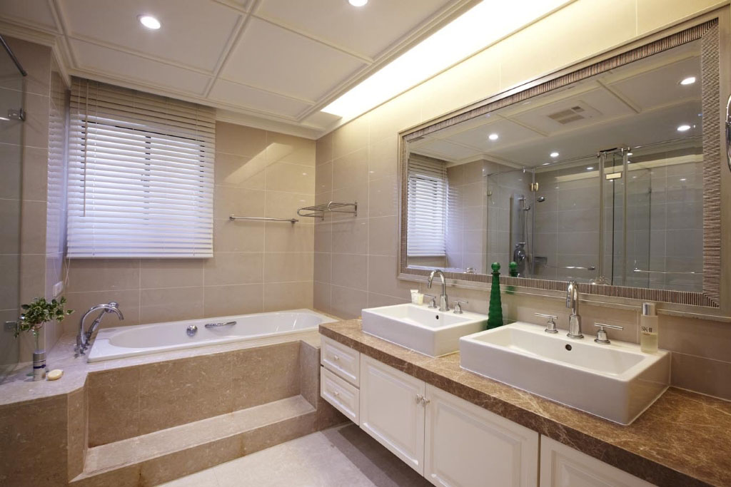 干湿分离、双面槽的主卧卫浴，利用同色系的大理石与金色镜框，延续空间的整体感。