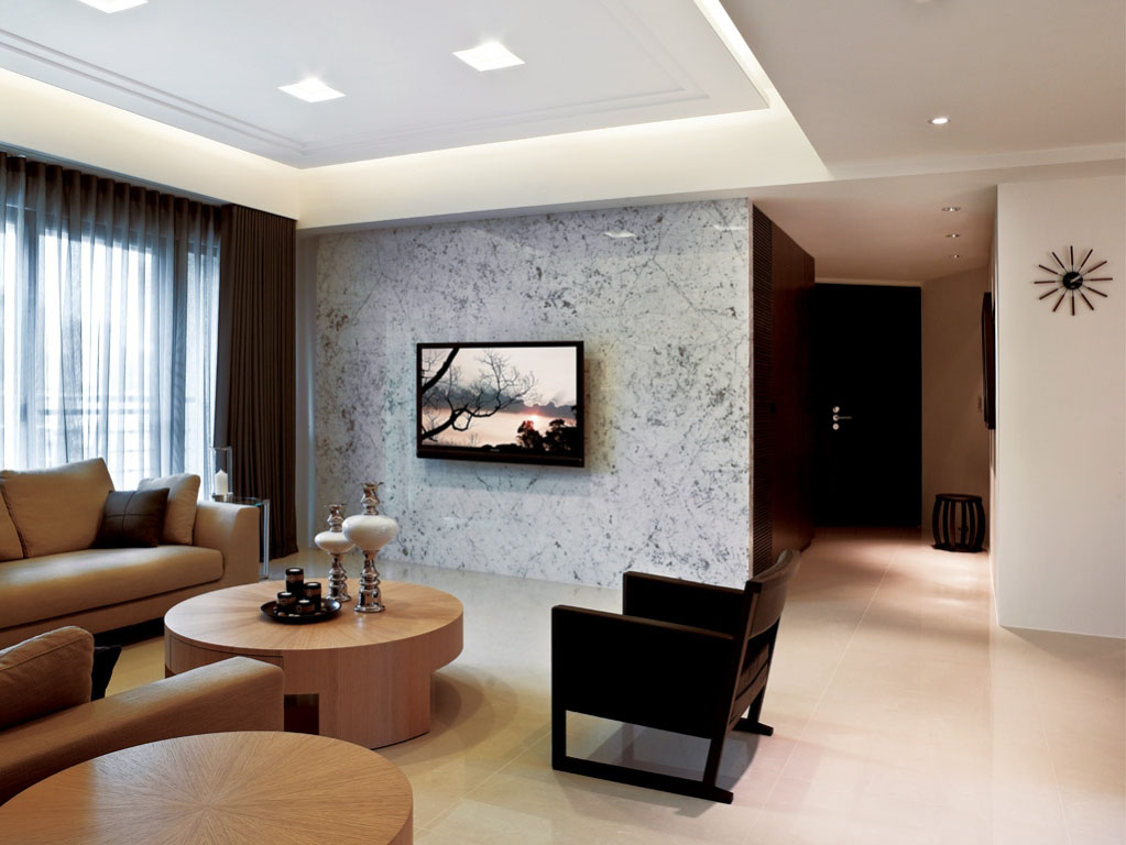 客厅电视墙采用雪花白大理石，有如细叶枯枝的线条与黑色单椅及窗帘形成呼应，又带来另一种意境。