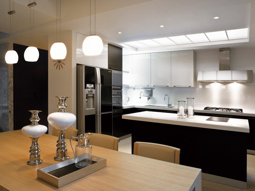 厨房内搭配流明天花板，让餐厨区域更显明亮。