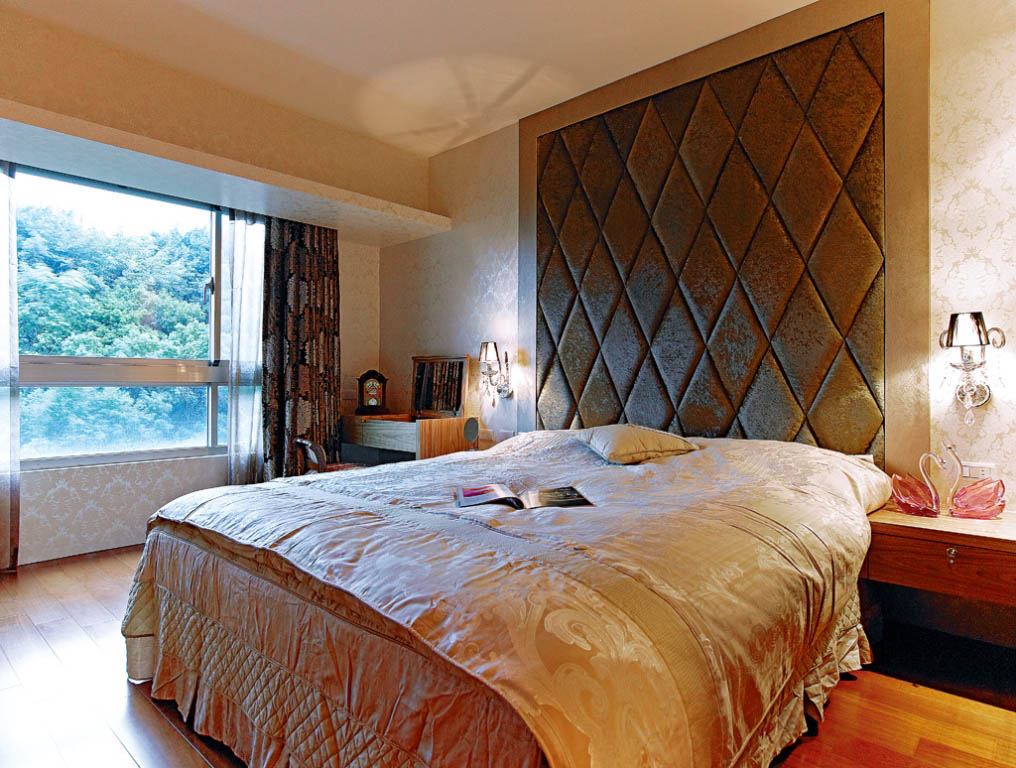 拥有美丽景观的主卧室，大器的床头造型展现织品的细腻、华贵，与室内墙面的精致图腾相呼应。