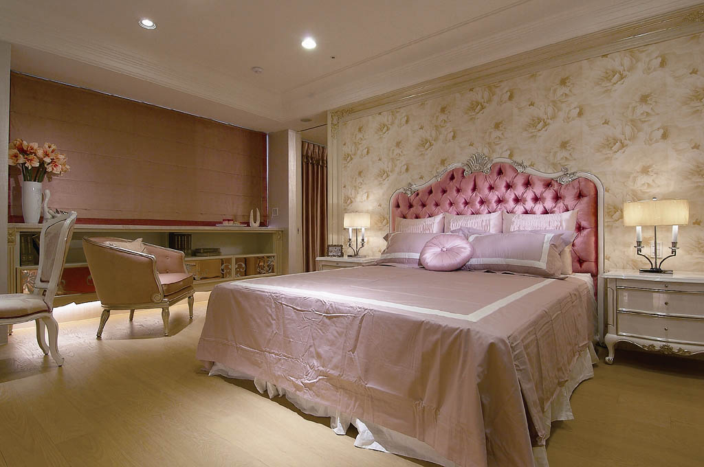 配色极其雅致的女孩房，床头立面以古典花卉壁纸呼应描金边框，勾勒令人赞叹的视觉美感。 
