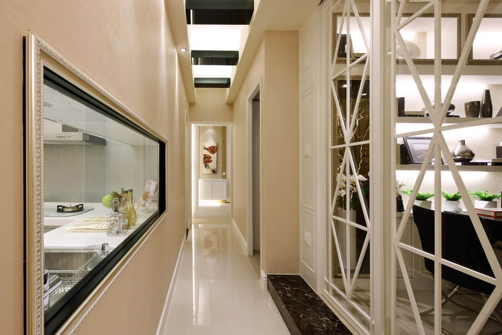 走道透过与厨房之间的局部玻璃介面、对应书房的清玻璃推拉门扉，有效的引进光源，增加空间的互动性，消弭长廊的狭长感受。