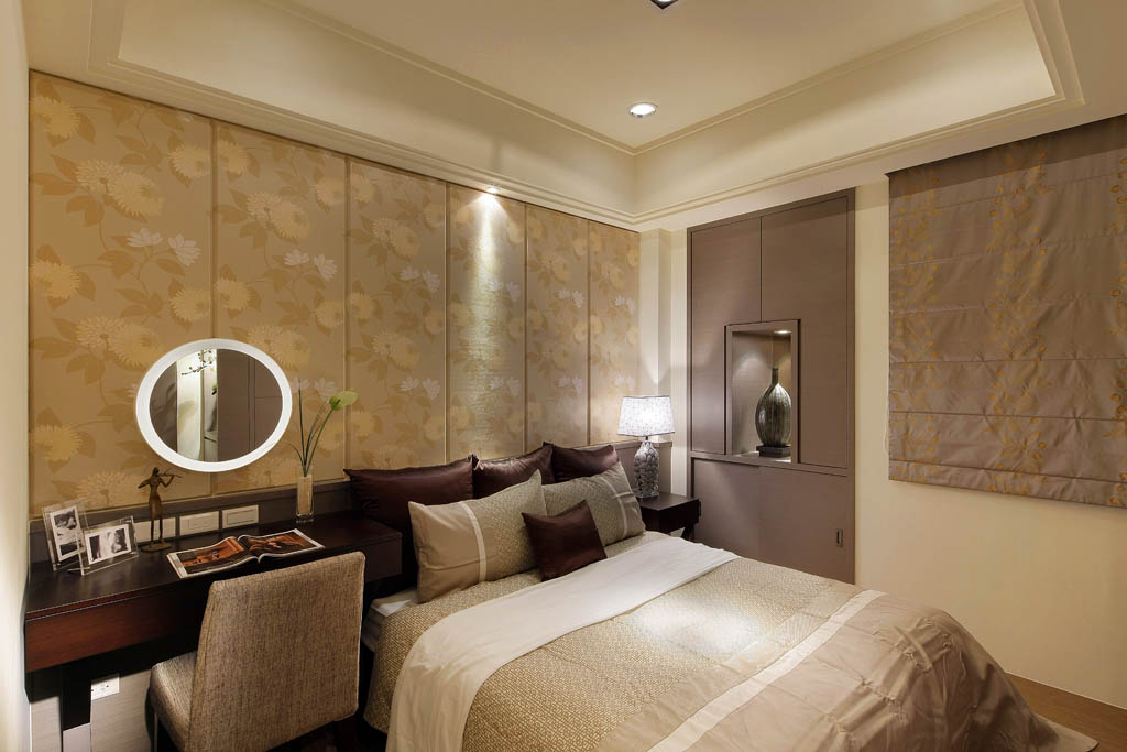 卧室背墙利用进口壁布为主视觉，带有和风气息的图腾，让整个空间都散发的东洋风。