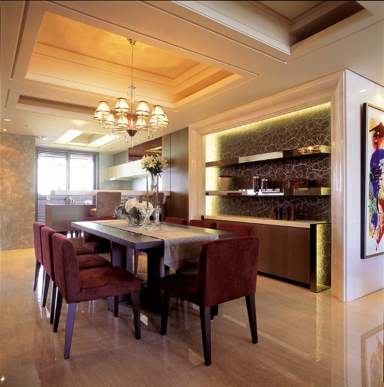 餐厅区的天花设计，分段式的立体层次造型十分出色，背景的餐柜甚至以雪白石材包框，更添精致度。