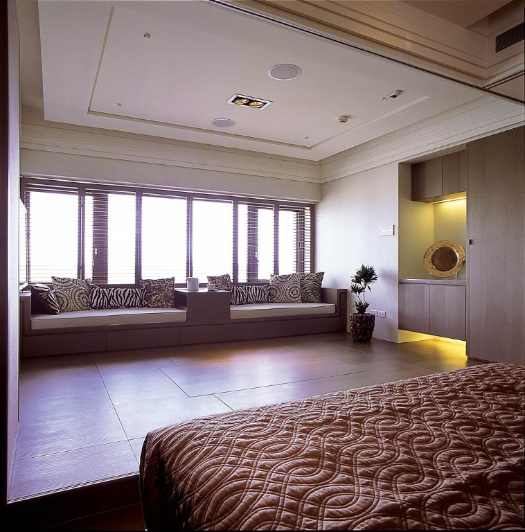 室内所有的家具、灯饰，都依空间比例与整体气氛的需要而量身订制。