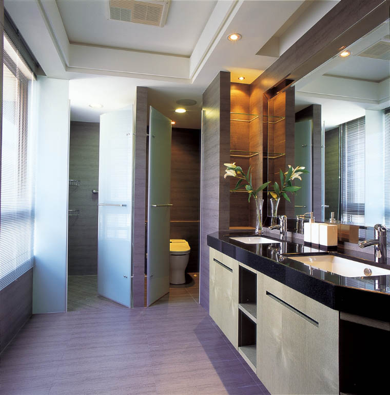 机能齐全的卫浴空间，区分成数个小单元，保障隐私性兼顾明亮宽敞的视觉感官。