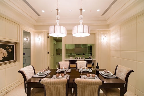 餐厅的壁灯、主灯与柜体採用对称的古典手法铺陈出空间质感。
