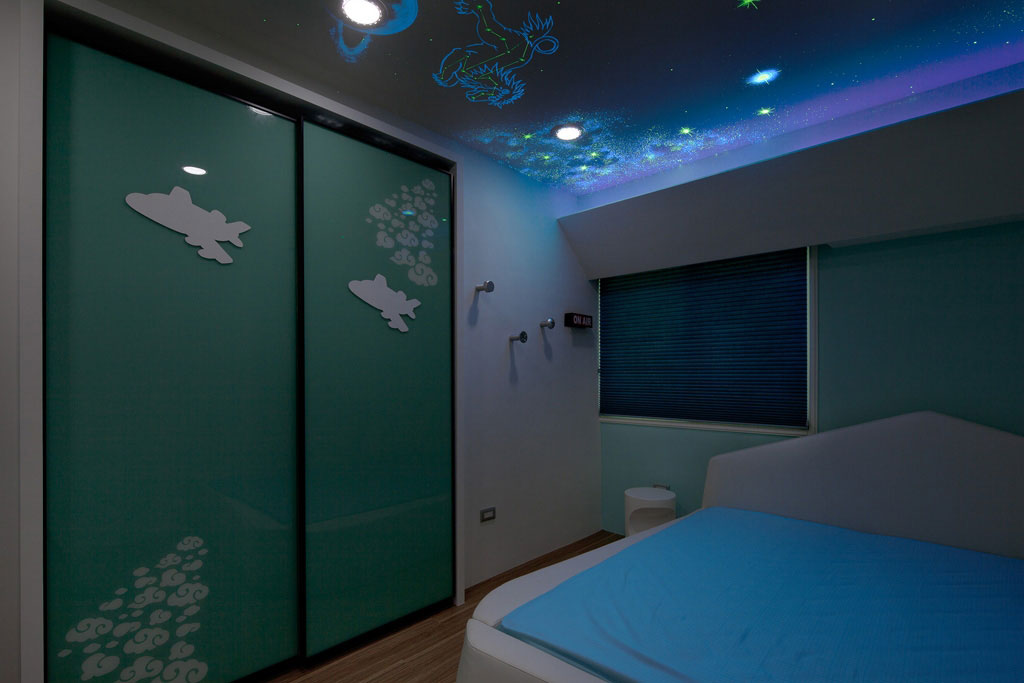 侧墙上的鏤空圆孔亦能引入客厅照明，增加光线使用的多元层次。
