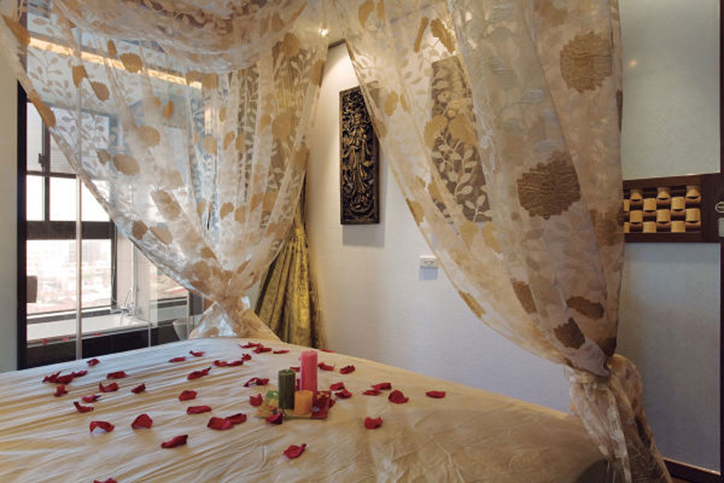精致的床帘围幕、花漾抱枕与原味灯具，交织出一派的浪漫温馨。