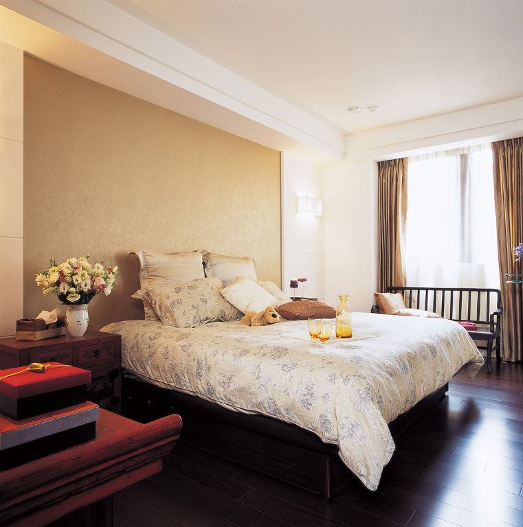 延续客厅的清爽优雅人文气质，卧室的设计亦不花俏，沉稳内敛的低调设计，彰显业主的人文风范。 