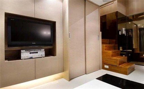 增加电视一面柜体的收纳容量，让空间更减少压迫感。