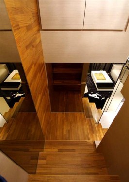 充份运用镜面的通透感，在楼梯入口饰以落地长条镜面，可以放大空间感受。