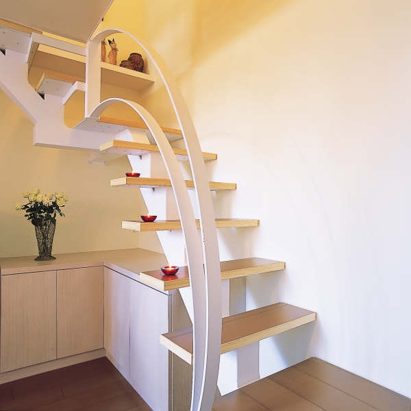 通往二楼的梯面，透过白色与木头的艺术营造，形成具有设计感的生活角落。
