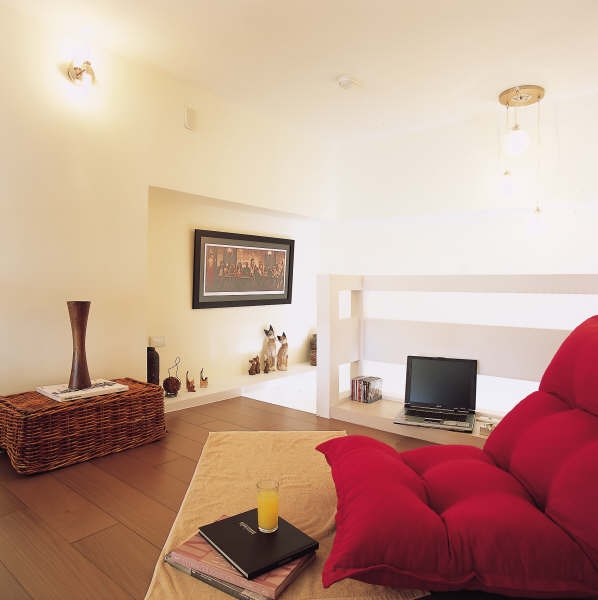 利用二楼的闲置区域，创造出可以谈天说地的复合式休闲空间，加入红色沙发的点缀，点亮视觉效果。
