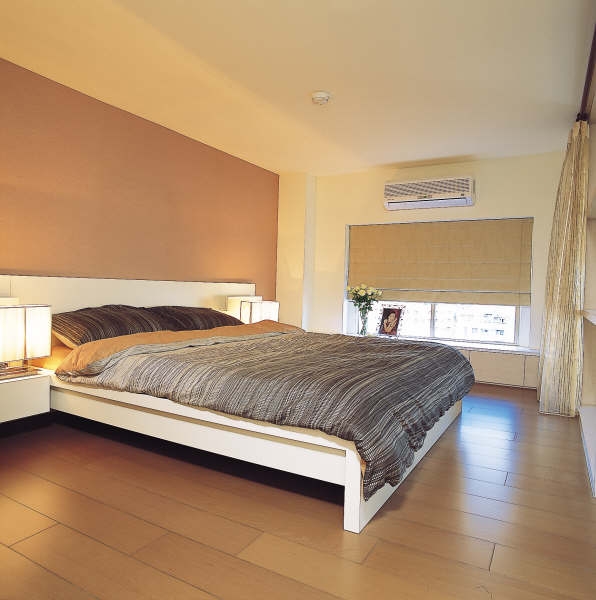 加入木头的温馨妆点，让二楼主卧室空间回归到轻松的舒适氛围。