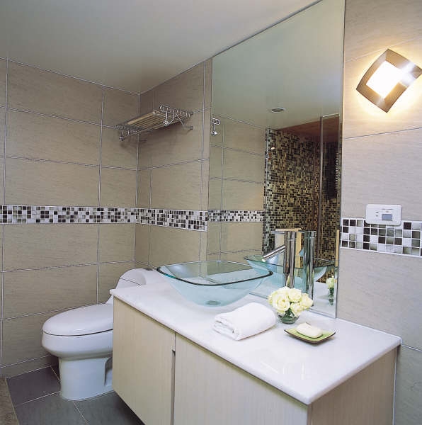 采用干湿分离的卫浴空间，并设置收纳功能，满足屋主的需求使用。